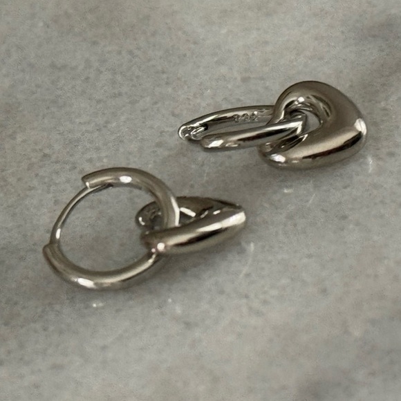 COPY - Sterling Silver Bubble Heart Charm Dangle Huggie Hoop Earrings

Brand New - Picture 2 of 5